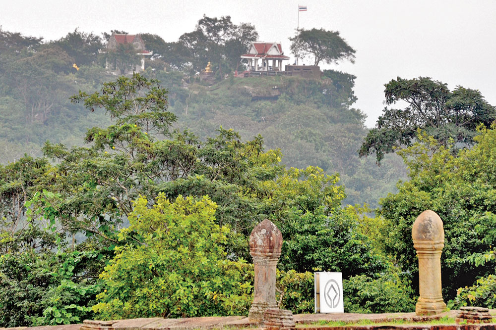Điểm cao sát cạnh đền Preah Vihear, phía Thái Lan xây chòi quan sát cho khách tham quan qua ống nhòm - Ảnh: Mai Thanh Hải