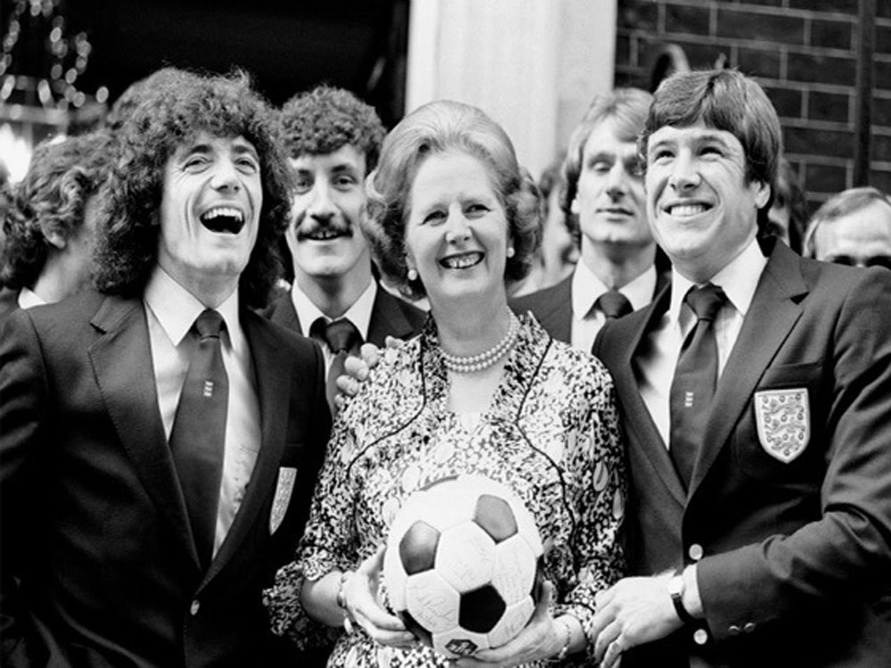 Các tuyển thủ Anh Kevin Keegan (trái), Emlyn Hughes (phải) và bà Thatcher bên ngoài Văn phòng Thủ tướng Anh năm 1980 - Ảnh: tư liệu