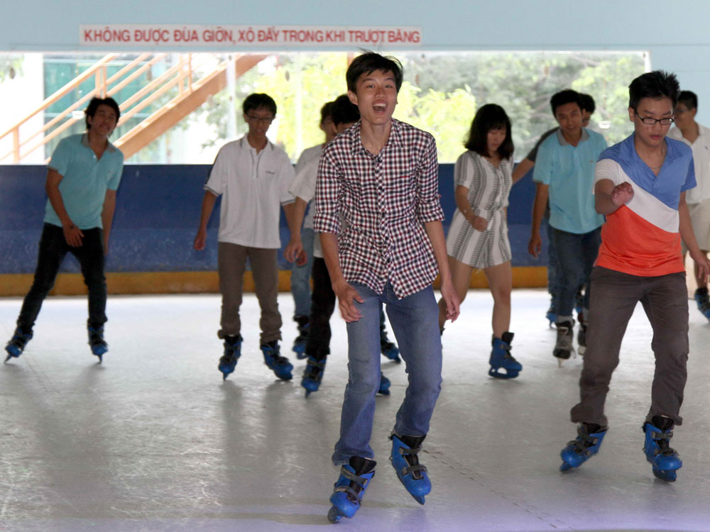 Giới trẻ VN bắt đầu làm quen với môn trượt băng nghệ thuật - Ảnh: Khả Hòa