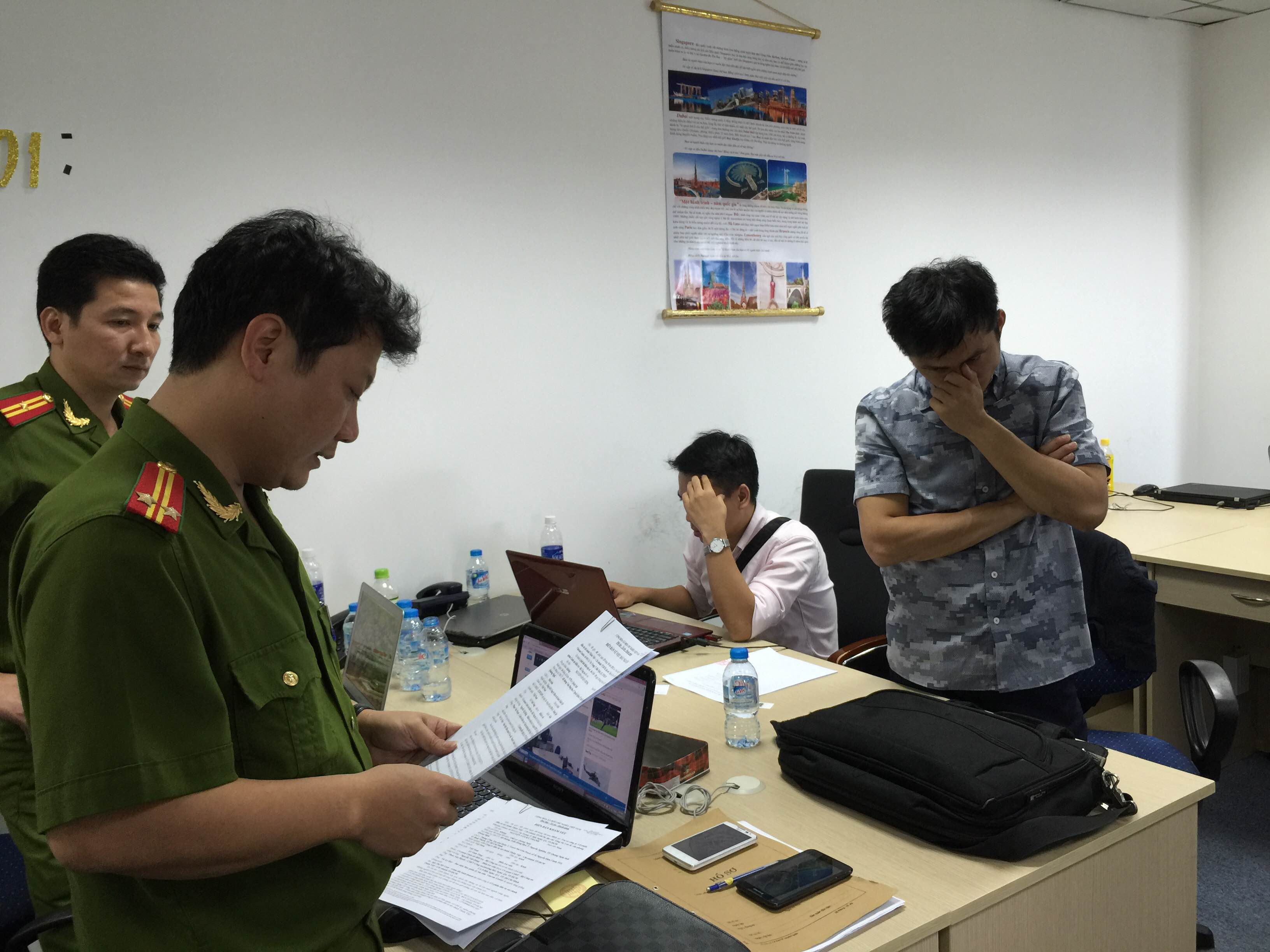 Cơ quan công an đọc lệnh bắt khẩn cấp Chủng tại chi nhánh của Công ty Thiên Việt ở TP.HCM	- Ảnh: Đàm Huy