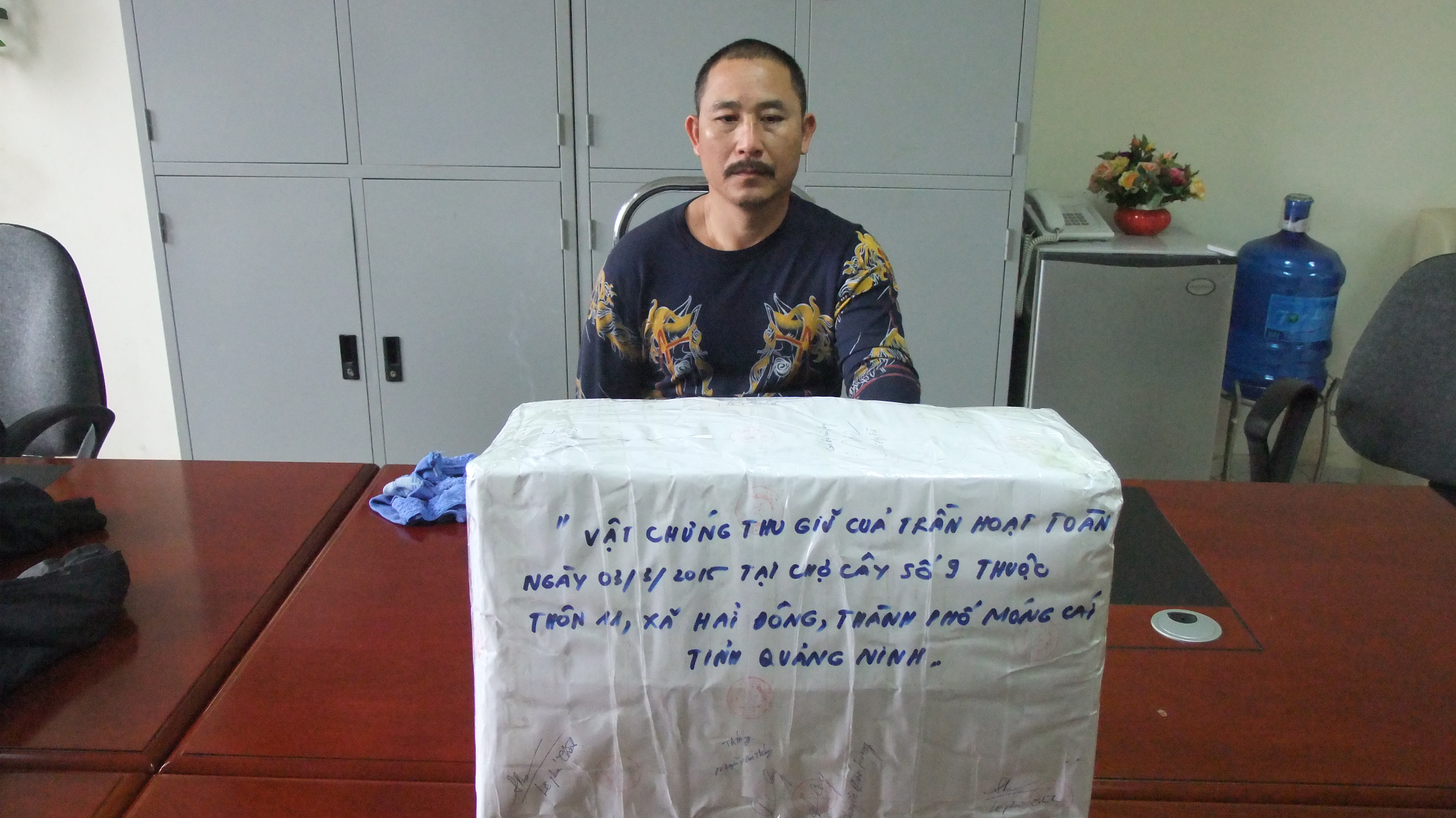 Trần Hoạt Toàn cùng tang vật gần 15 kg ma túy đá tại cơ quan công an
