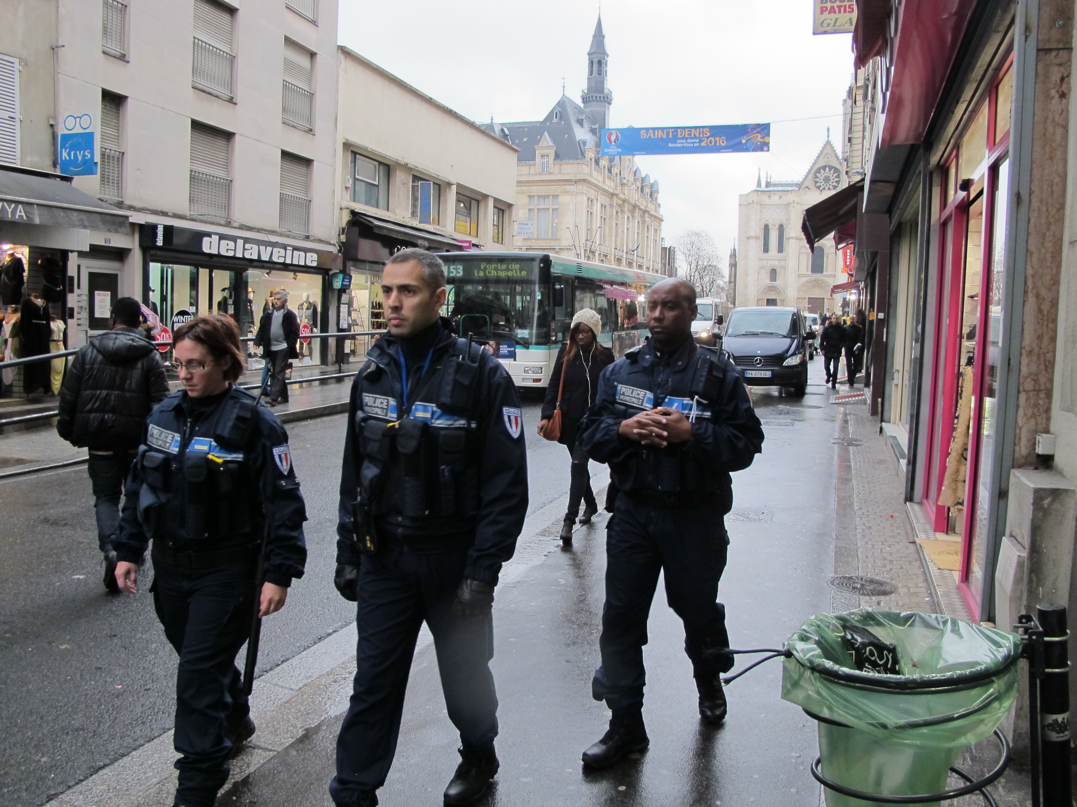Cảnh sát tuần tra gần nơi bố ráp nhóm nghi phạm khủng bố ở Saint Denis, Paris - Ảnh: Lan Chi