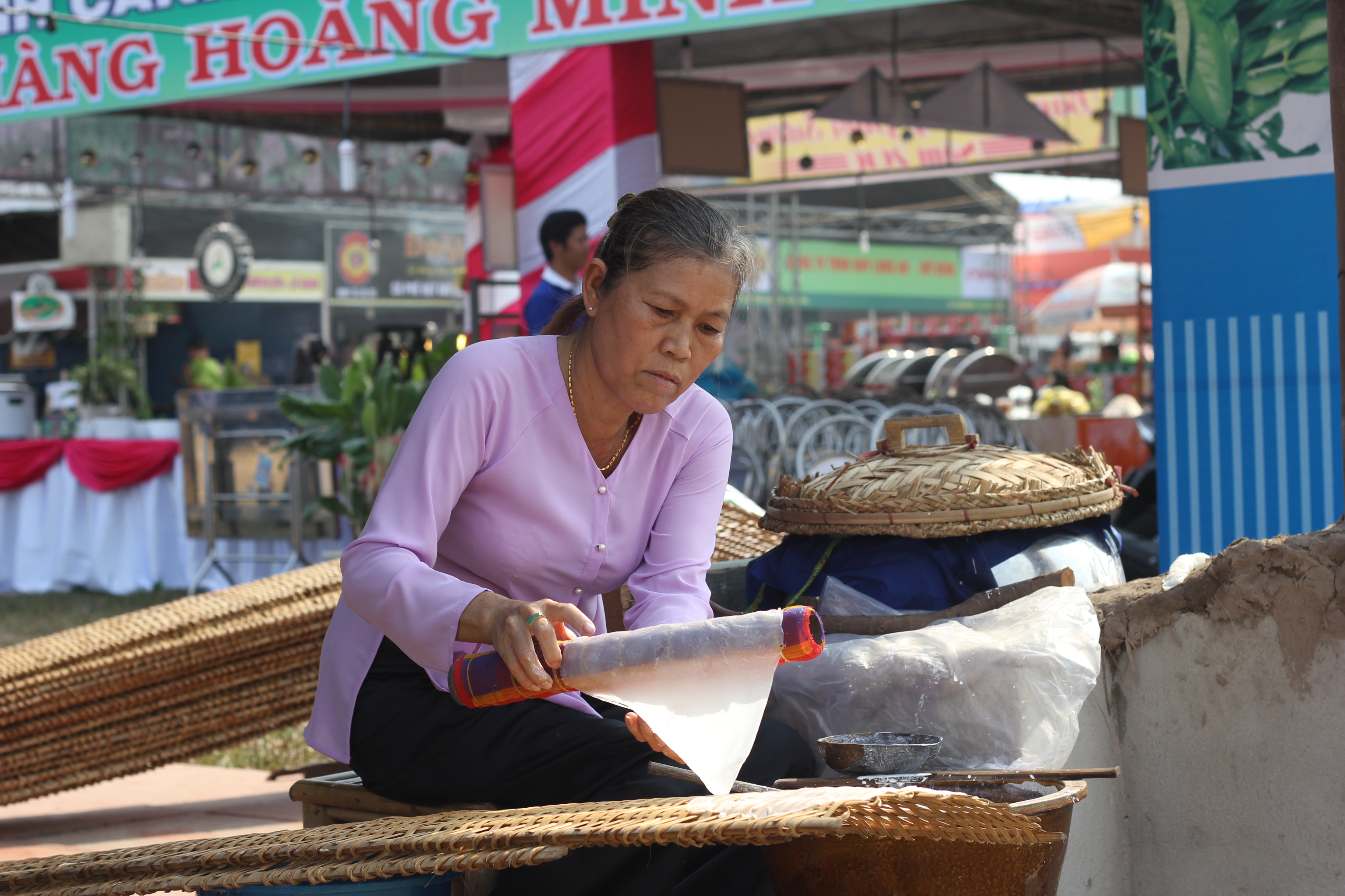 Bà Phạm Thị Đương (57 tuổi, ngụ KP.Lộc Du, TT.Trảng Bàng, Tây Ninh) làm bánh tráng phơi sương 
 - Ảnh: Giang Phương
