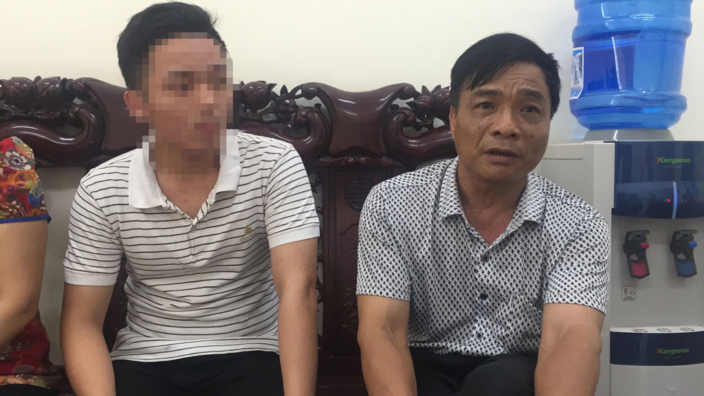  Ông Nguyễn Đăng Huấn (phải) xin lỗi N.V.A vì phê sai trong lý lịch hồ sơ nhập học
