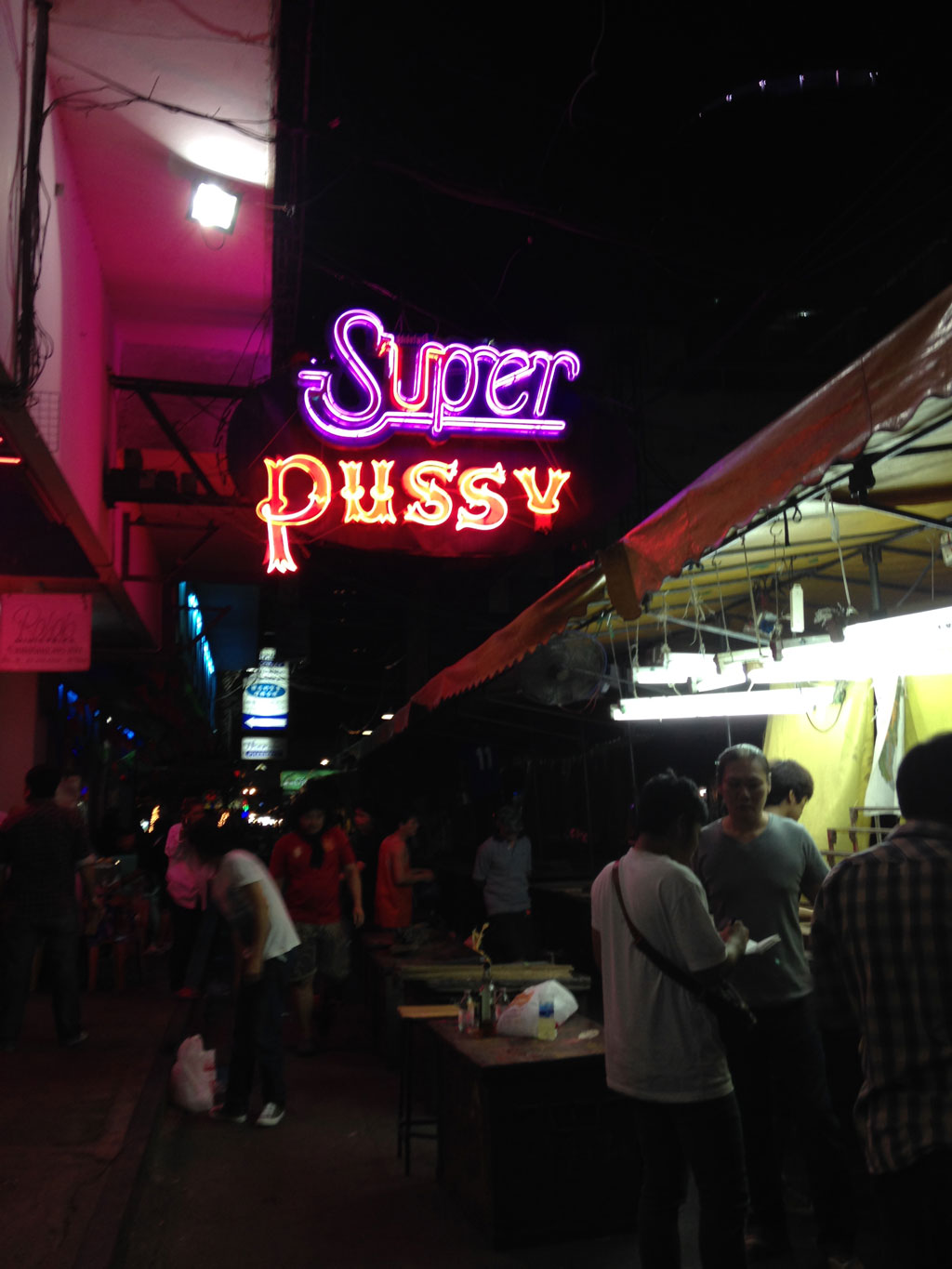 Ở Bangkok có hai phố đèn đỏ nổi tiếng, Soi Cowboy và Pat Pong, với những biển hiệu chào đón khách sử dụng dịch vụ tình dục công khai như một sản phẩm du lịch.