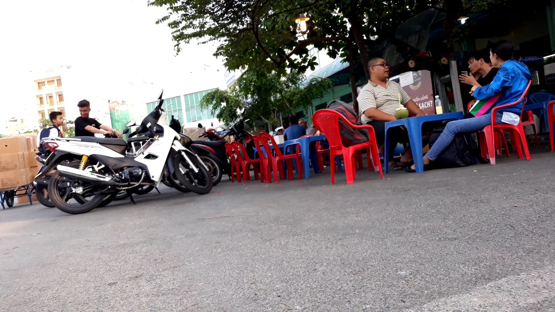 'Cò vé' nhan nhản khắp ga Sài Gòn