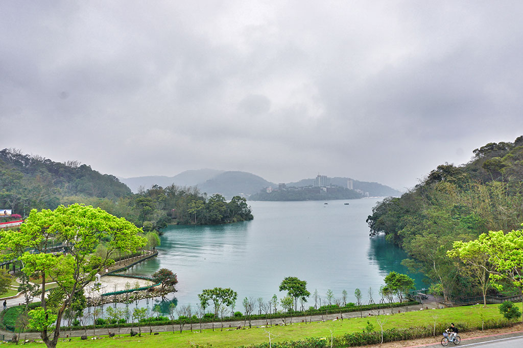 Đến hồ Nhật Nguyệt xem kiến trúc kim cổ và ngắm hoa anh đào