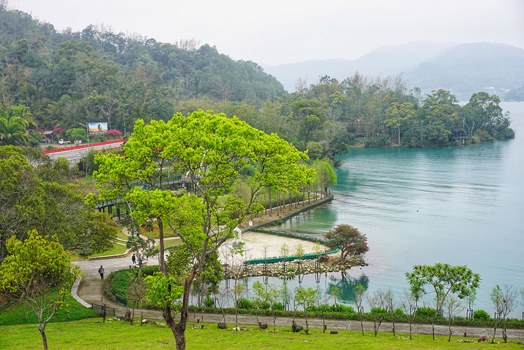 Đến hồ Nhật Nguyệt xem kiến trúc kim cổ và ngắm hoa anh đào