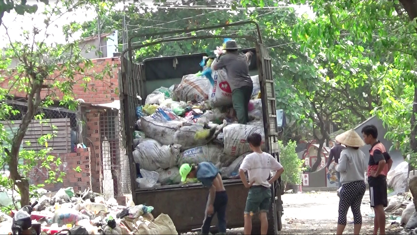 Tin tức thời sự nóng 24h về Rủi ro mua nhà đất bằng vi bằng; “Săn” phu đào vàng: Những cách “săn” người; Ồ ạt đổ trộm rác thải công nghiệp… là các thông tin hấp dẫn bạn đọc có thể đón xem trên Báo Thanh Niên số ra ngày 28.5.2019.