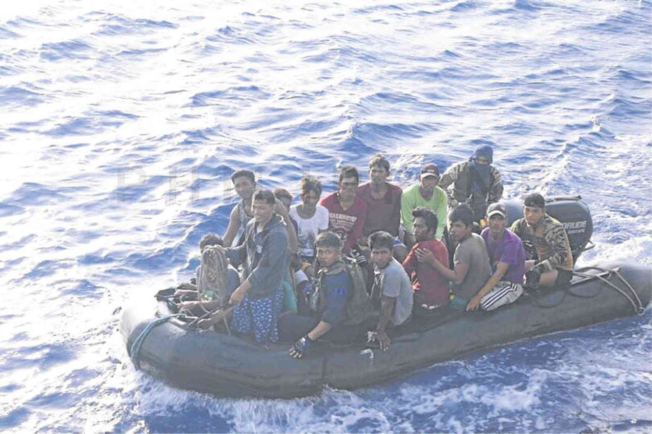 Một số trong nhóm ngư dân gặp nạn được đưa vào bờ từ tàu tuần duyên Philippines Ảnh: Hải quân Philippines