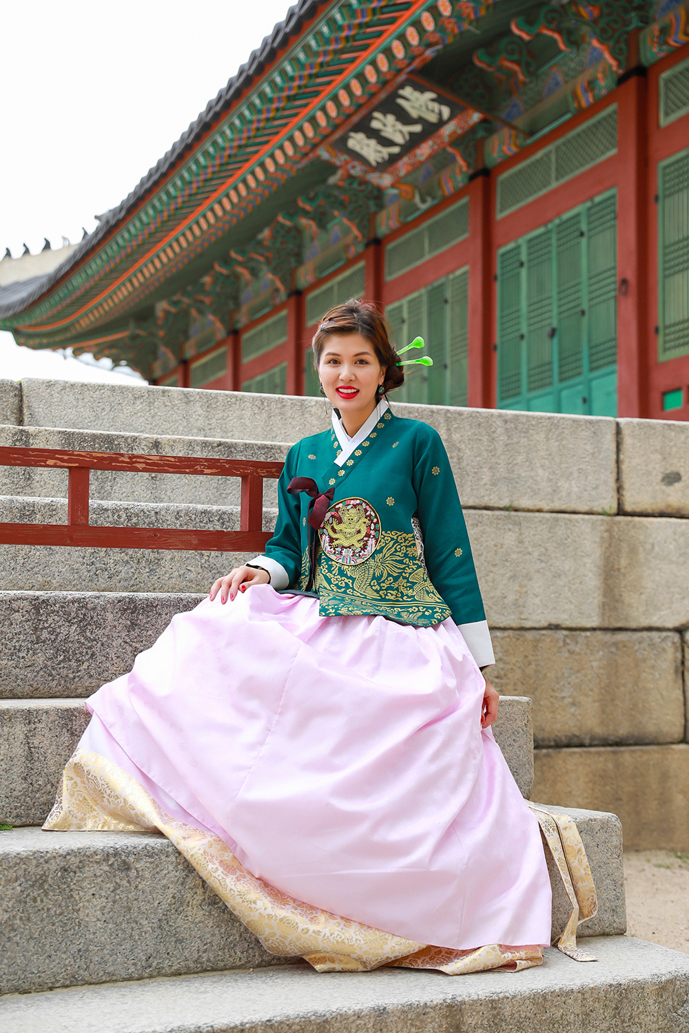 Mới sinh vài tháng, Oanh Yến bế con sang Hàn Quốc thi... hoa hậu