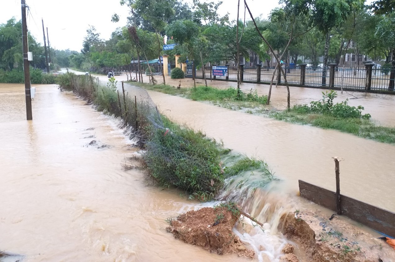 Lâm Đồng: Mưa lớn làm ngập úng khắp nơi, gần 150 căn nhà bị ngập sâu