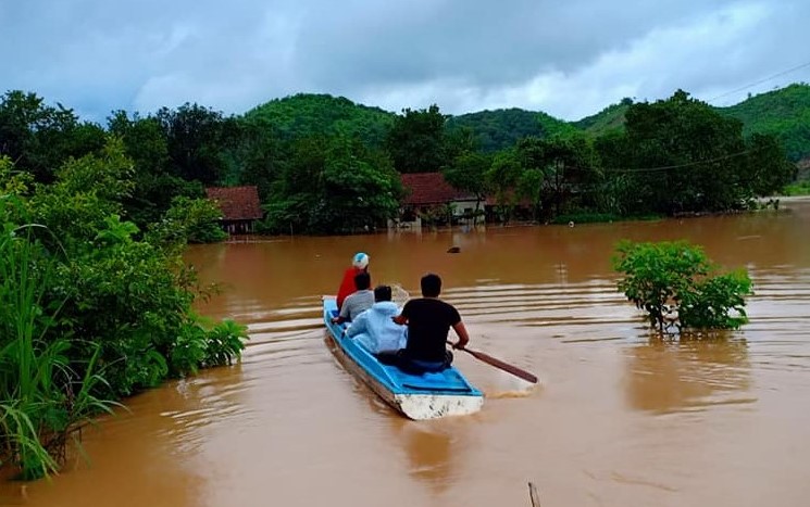 Nước lũ sông Đồng Nai dâng cao, Đạ Tẻh (Lâm Đồng) phải sơ tán hơn 30 dân