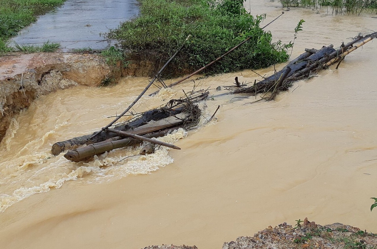 Nước lũ sông Đồng Nai dâng cao, Đạ Tẻh (Lâm Đồng) phải sơ tán hơn 30 dân