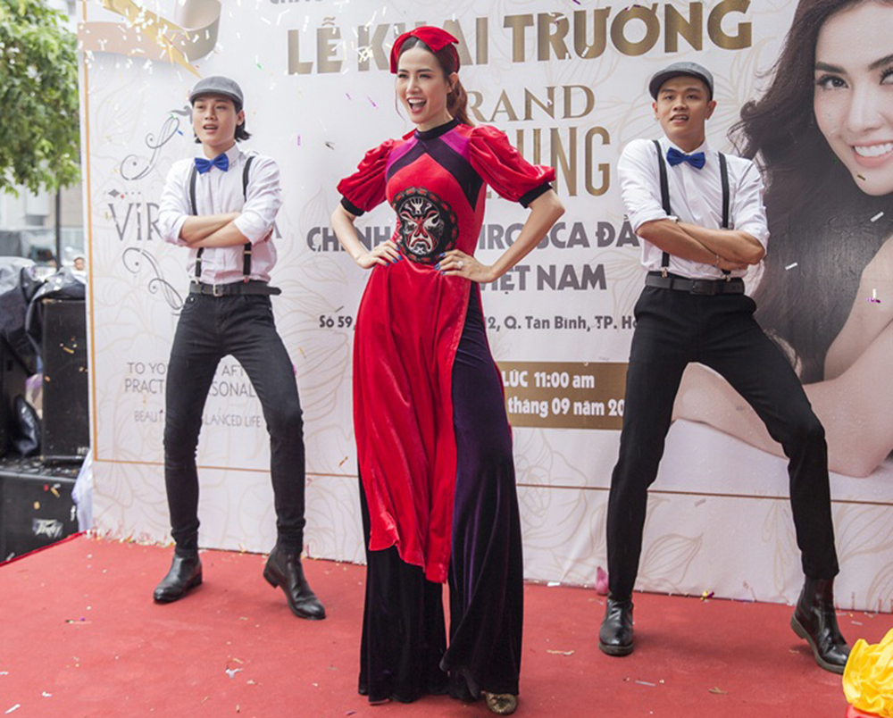 Gia đình không ủng hộ, Hoa hậu Phan Thị Mơ lẻ loi trong ngày khai trương