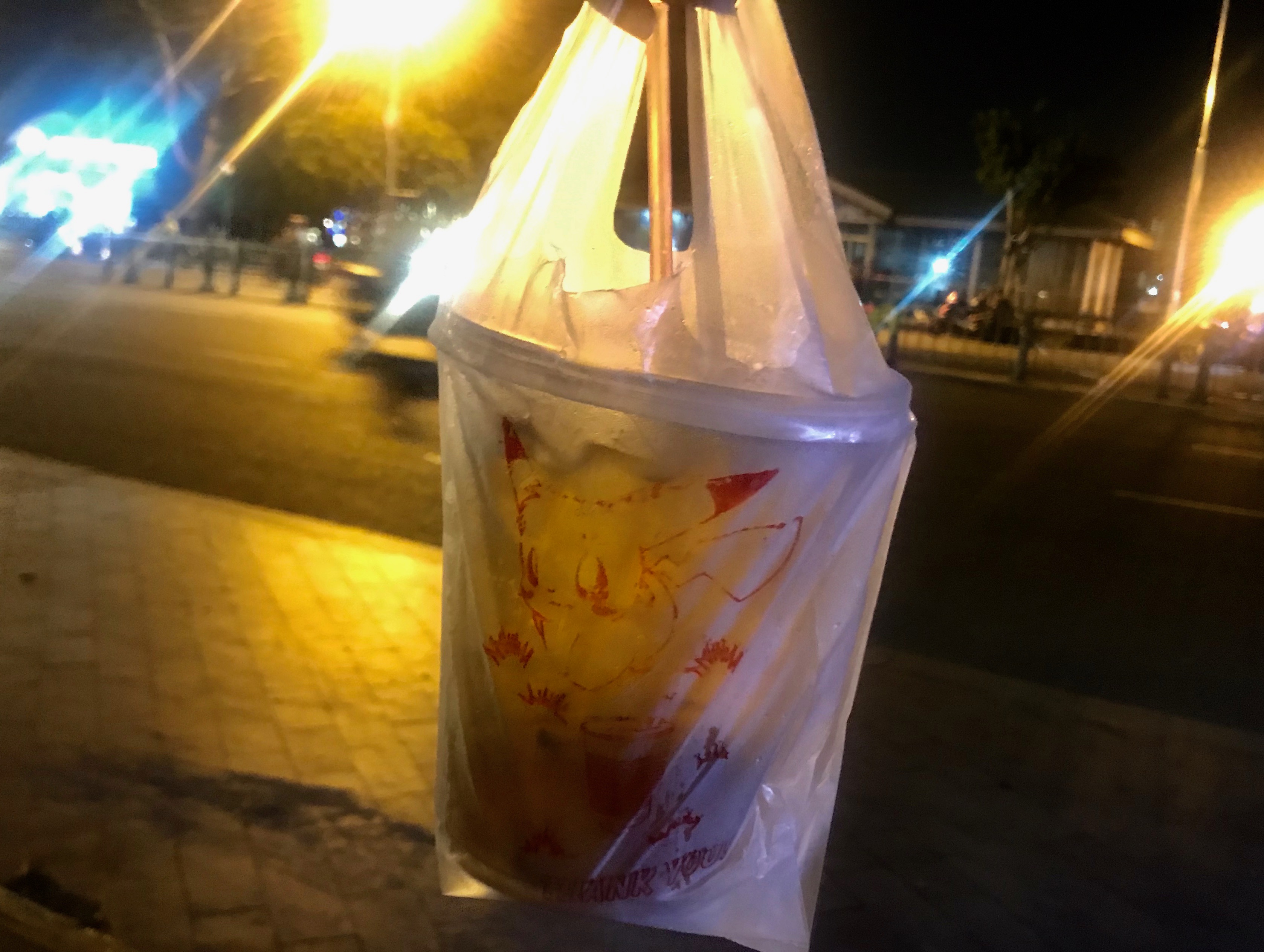 Ngậm ngùi mua nước vỉa hè giá ‘cắt cổ’ ở phố đị bộ Nguyễn Huệ