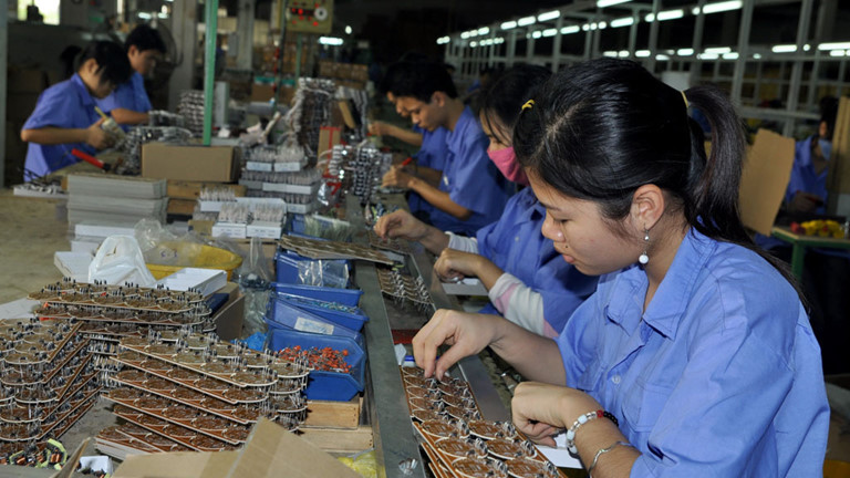 Công nhân Việt chịu lạnh ‘thấu xương’, nguy cơ đột quỵ, lương bèo…ở những ‘miền đất hứa’