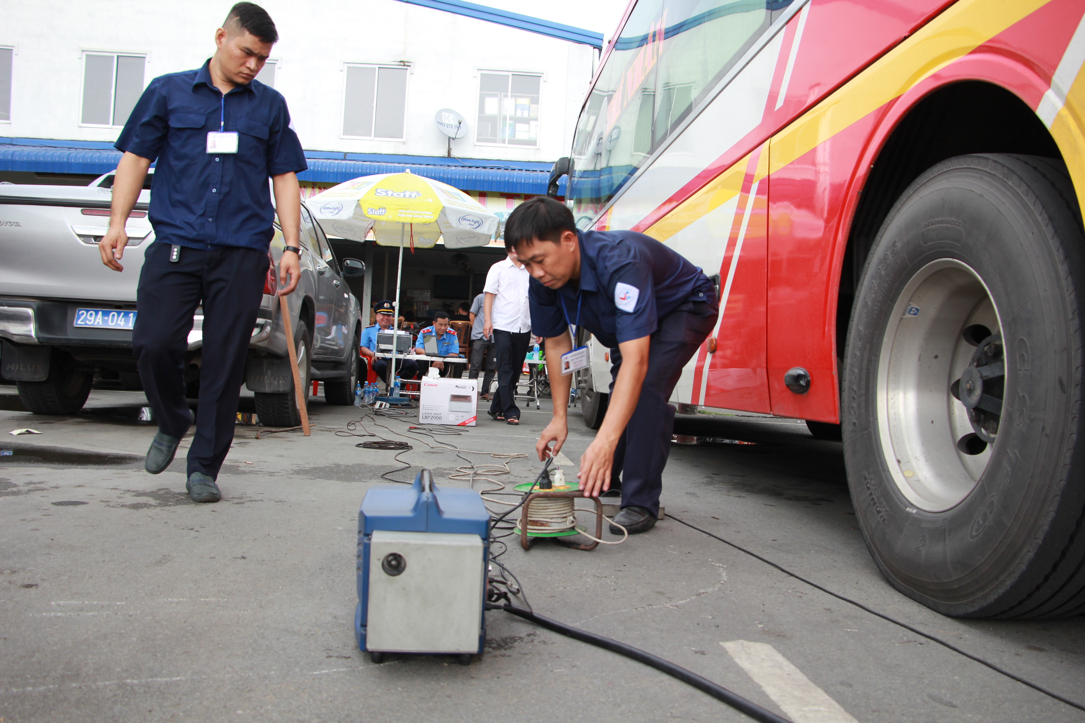 Xe buýt thải khói đen kịt, TP.HCM kiểm tra không thấy xe nào vi phạm