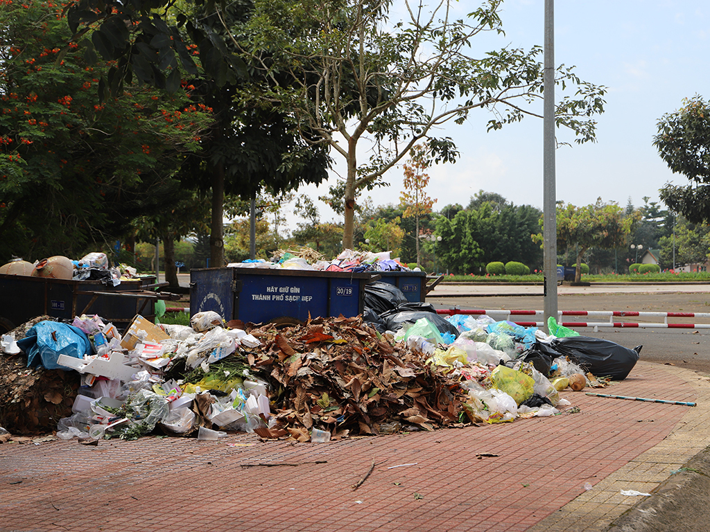 Hàng trăm tấn rác lại bủa vây TP.Bảo Lộc