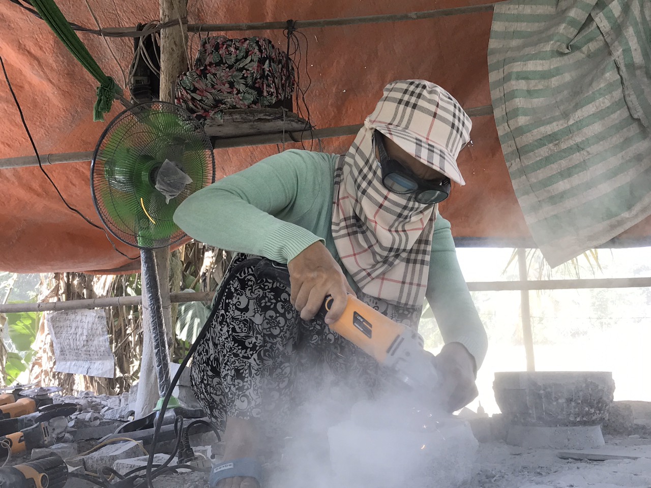 Xóm ly hương: Trở về quê làm nghề cối đá truyền thống