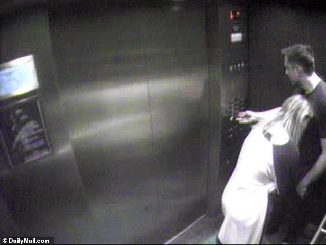 Lộ ảnh Amber Heard ôm ấp Elon Musk trong thang máy đi lên căn hộ của Johnny Depp