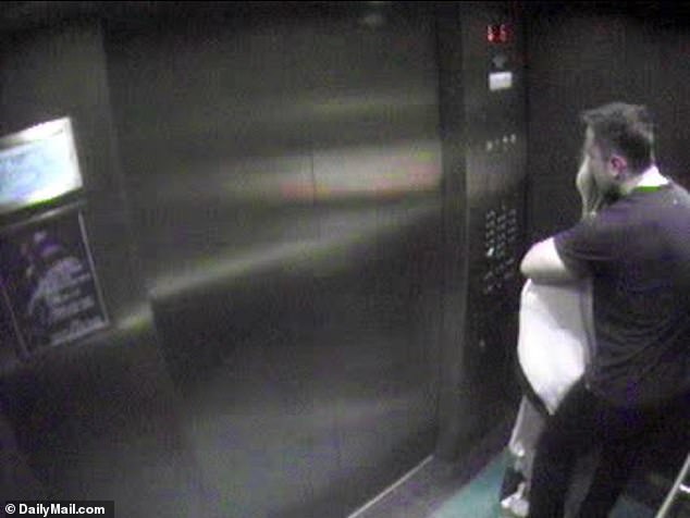 Lộ ảnh Amber Heard ôm ấp Elon Musk trong thang máy đi lên căn hộ của Johnny Depp