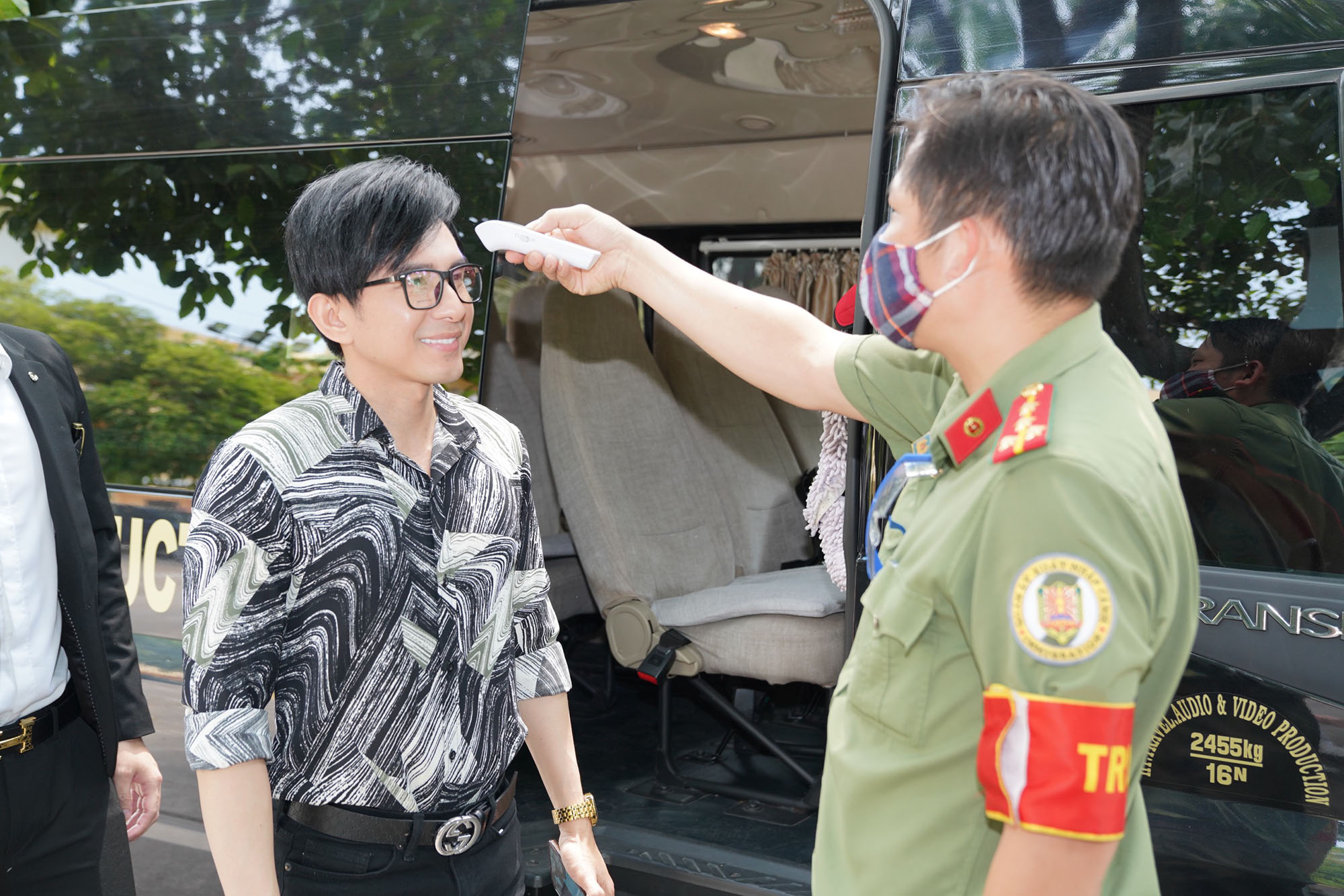 Thầy trò Đan Trường đến hàng loạt khu cách ly tặng đồ phòng dịch