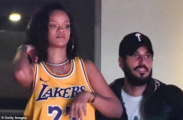 Rihanna tuyên bố sẵn sàng có con nhưng không cần đàn ông