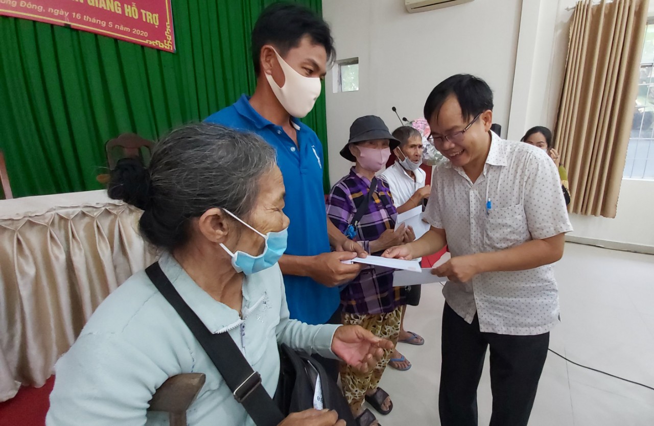Trao tiền hỗ trợ cho người bán vé số nghèo Phú Quốc 