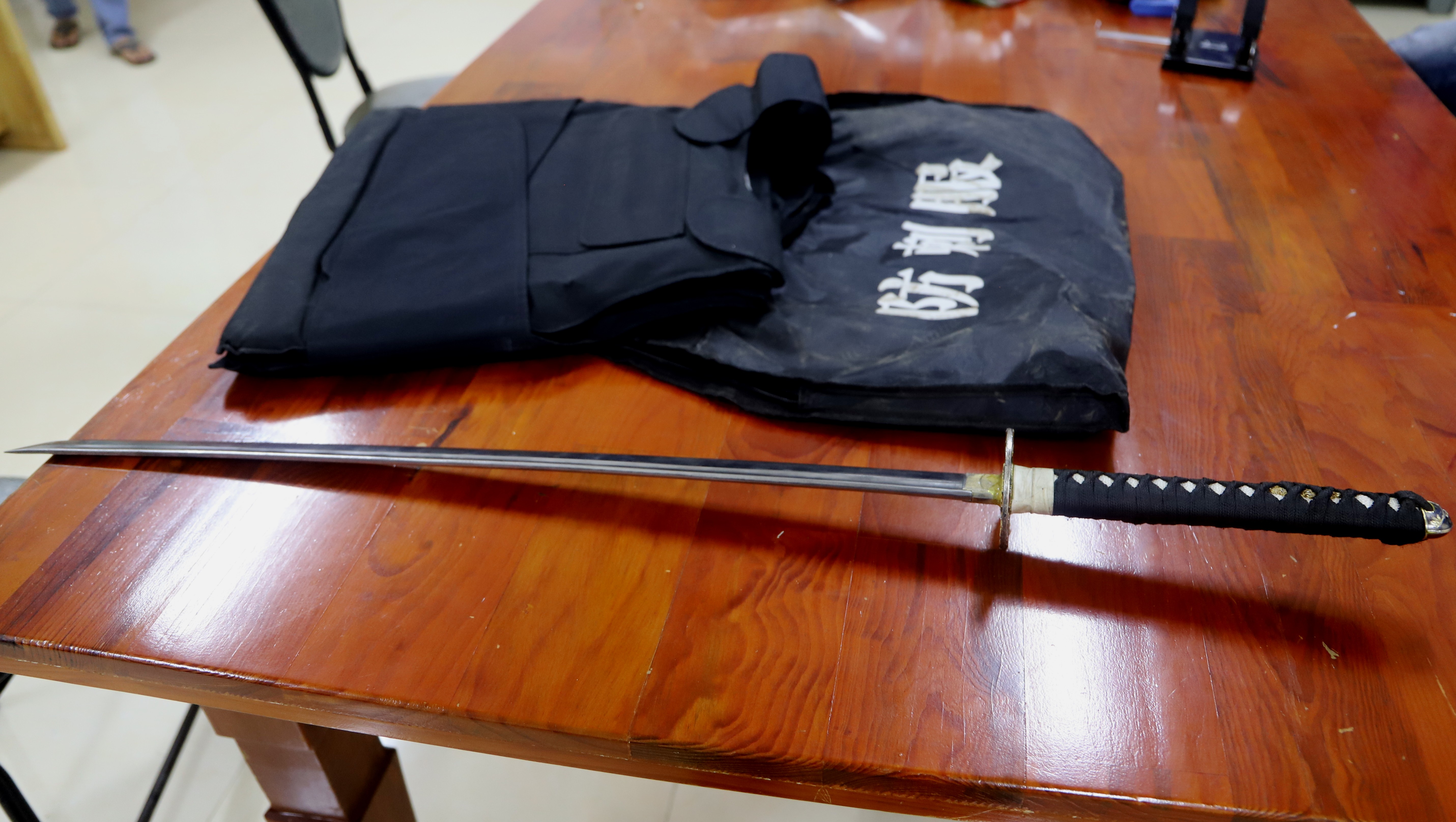 Mật phục bắt đối tượng tàng trữ ma túy, phát hiện cả lựu đạn, kiếm Nhật và áo giáp