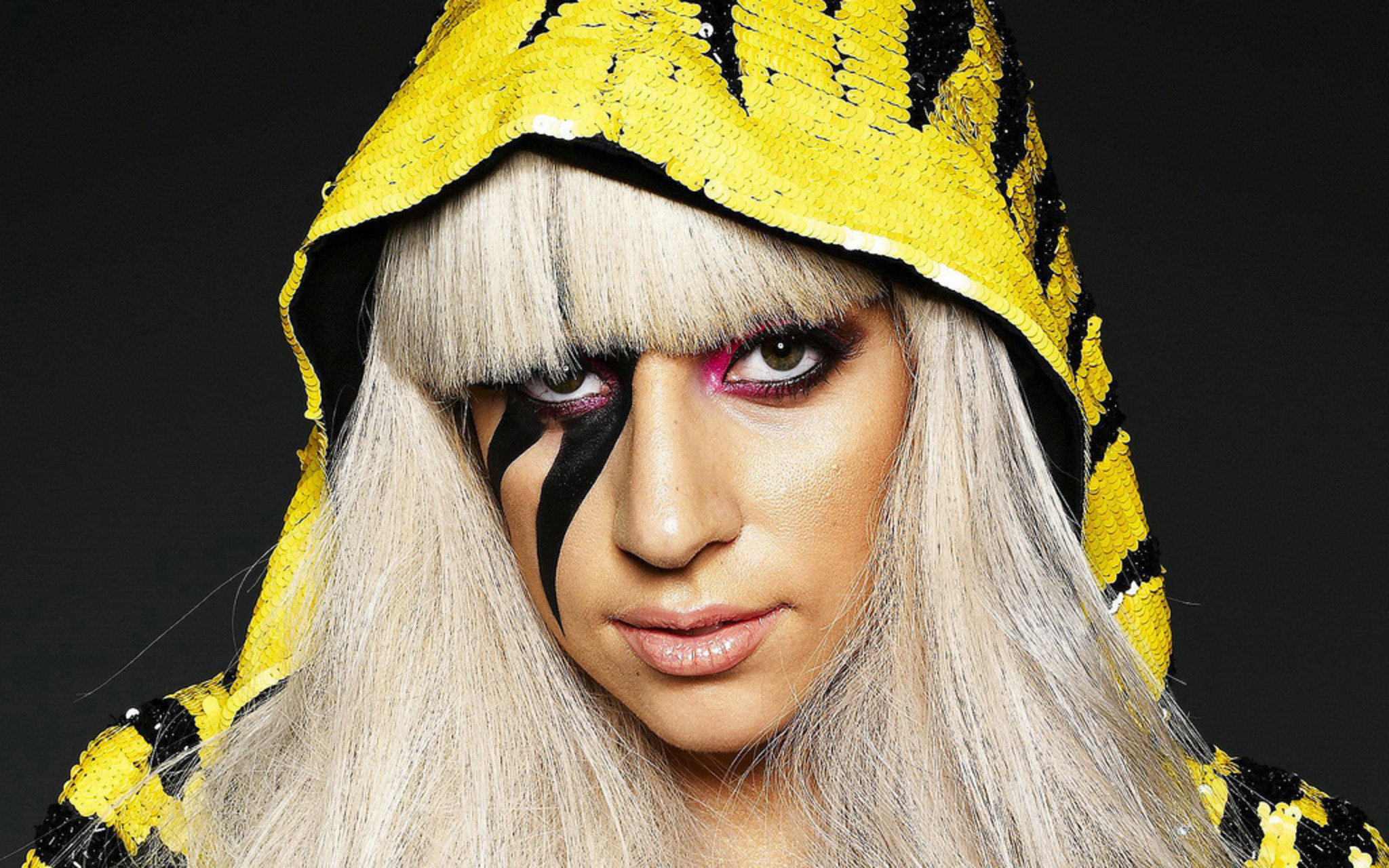 Trấn Thành gây xôn xao khi nhận xét Lady Gaga cố tình mặc đồ quái dị để nổi tiếng