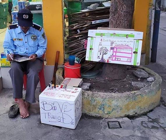 Cư dân mạng quan tâm: Màn rút trộm hoa của cô gái trên đường bị ném “gạch đá”
