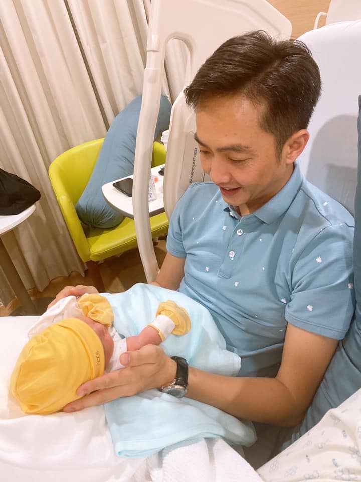 Đàm Thu Trang, Cường Đô-la khoe ảnh ngọt ngào bên con gái mới sinh