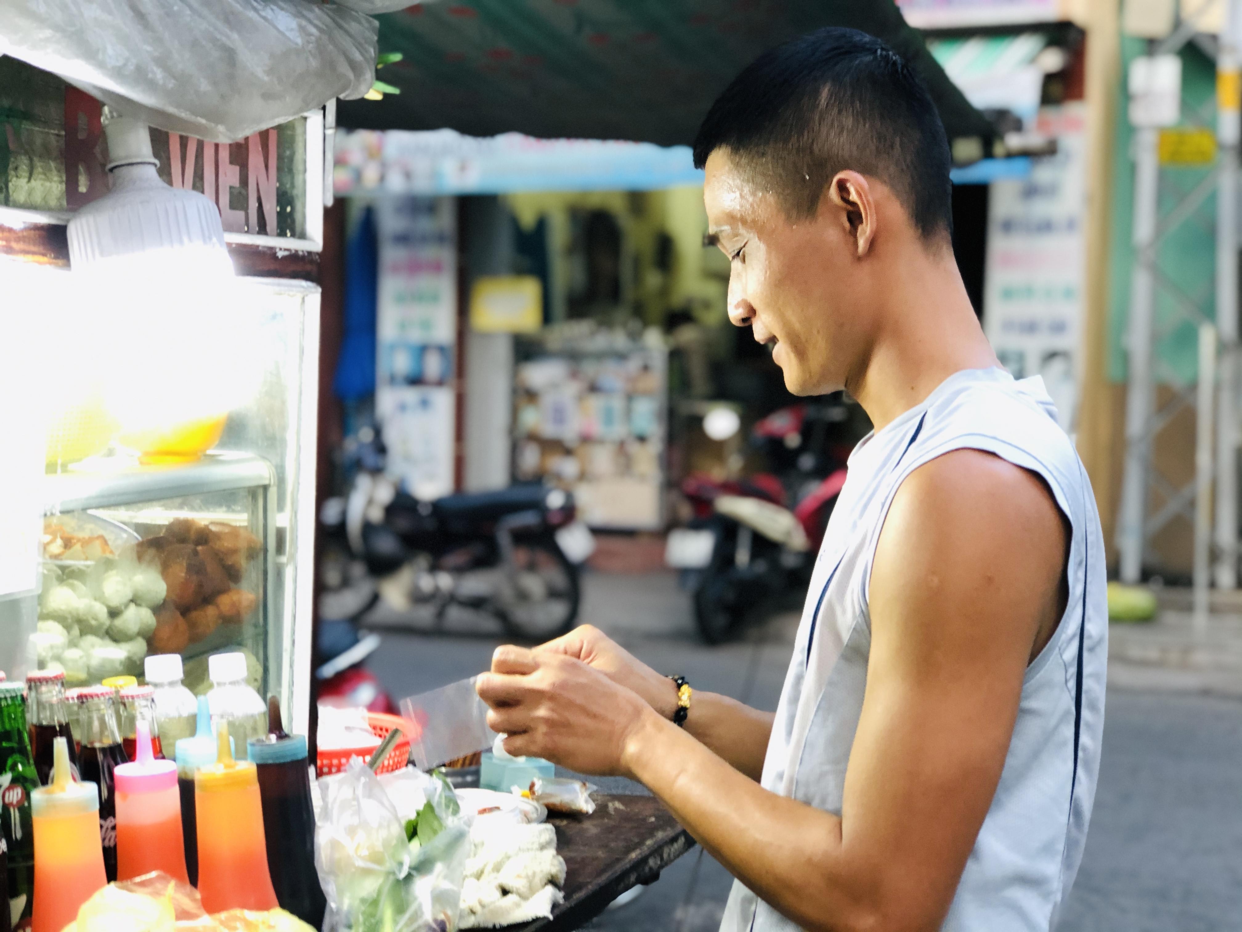 Xe hủ tiếu mì bò viên 35 năm nổi tiếng tại chợ Gò Vấp