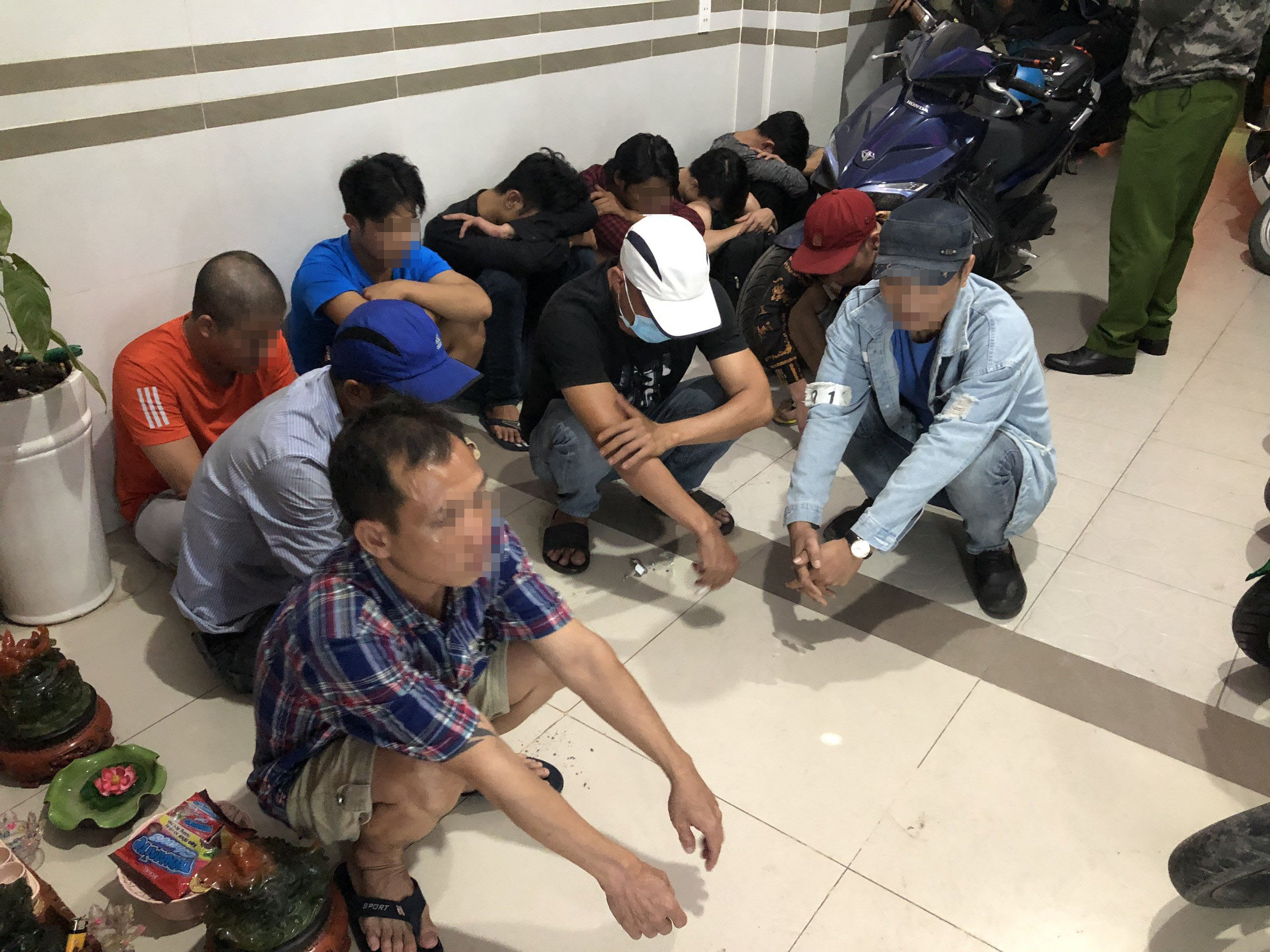 TP.HCM: Kiểm tra khách sạn, phòng thu âm tại Q.Bình Tân phát hiện 56 người dương tính ma túy