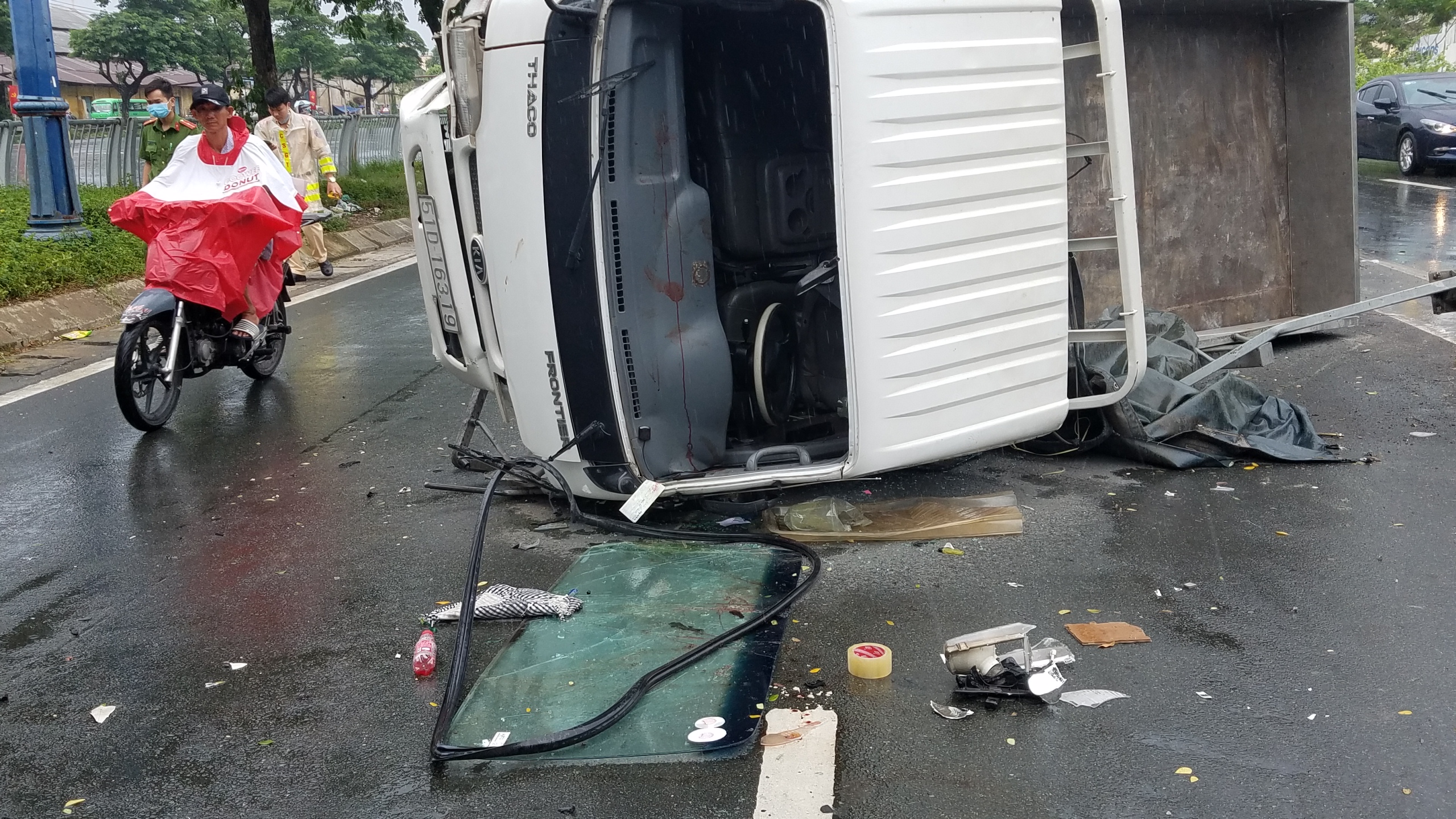 TP.HCM: Lật xe tải trên đại lộ Võ Văn Kiệt, 2 người bị thương