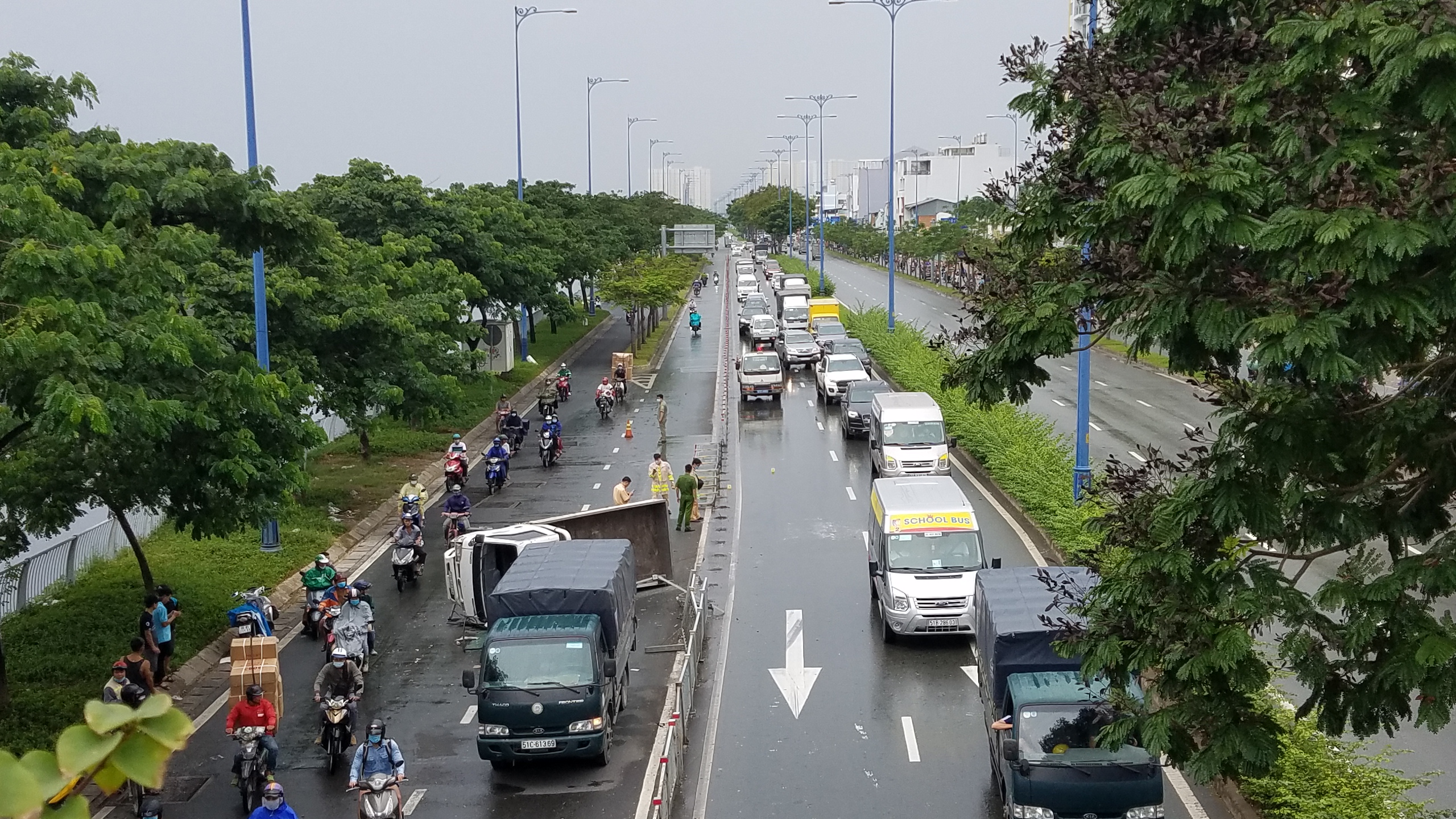 TP.HCM: Lật xe tải trên đại lộ Võ Văn Kiệt, 2 người bị thương