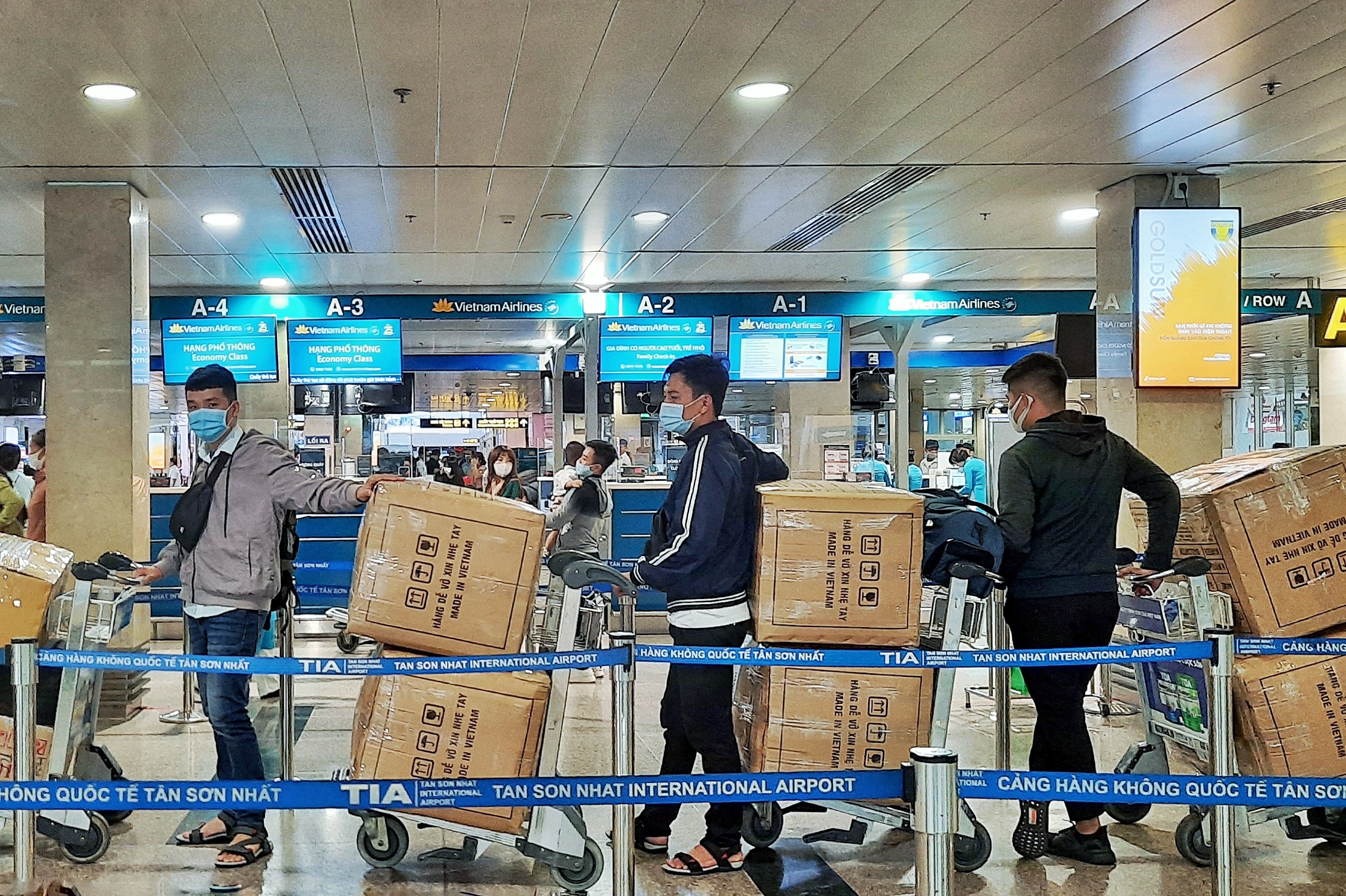 Ấm lòng những chuyến hàng hóa cứu trợ đồng bào miền Trung giữa sân bay Tân Sơn Nhất