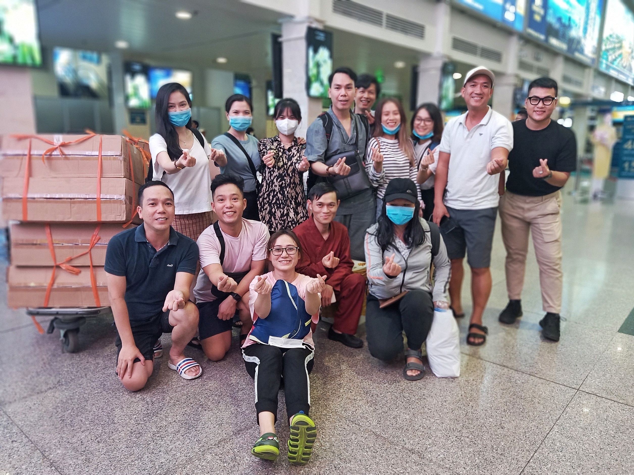 Ấm lòng những chuyến hàng hóa cứu trợ đồng bào miền Trung giữa sân bay Tân Sơn Nhất