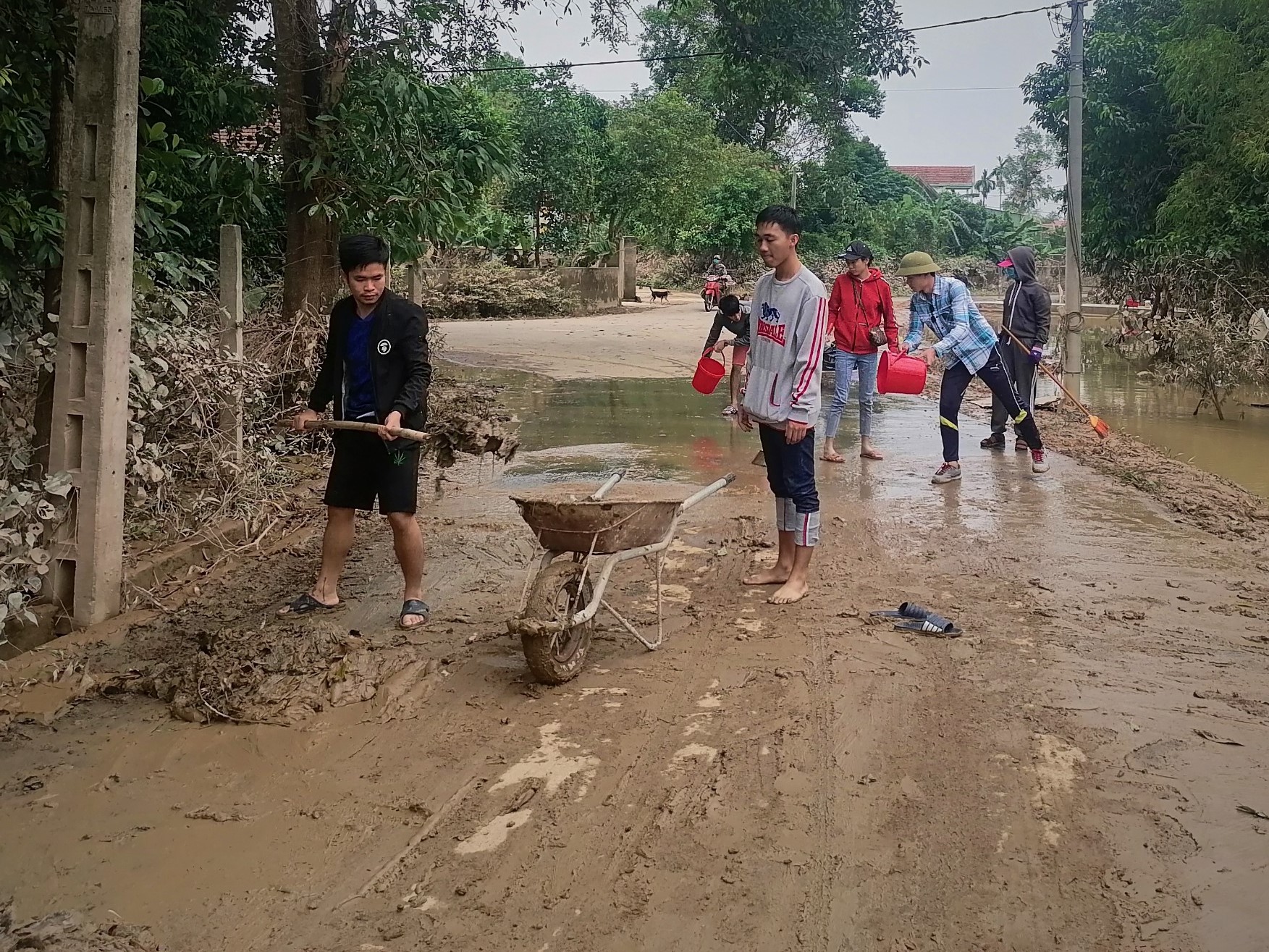 Sau lũ, sinh viên Lào xắn tay dọn dẹp cùng người dân 
