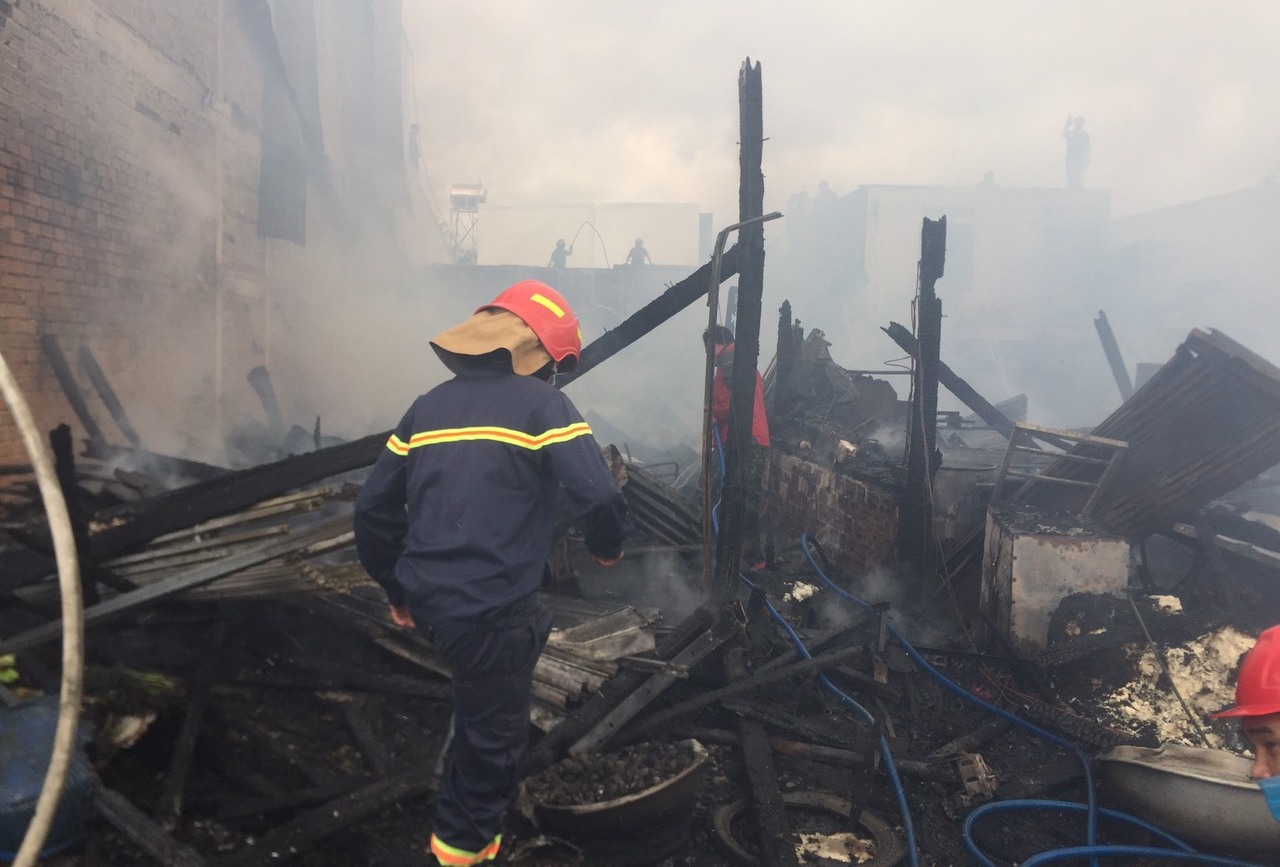 Hỏa hoạn thiêu rụi 4 nhà dân ở thị trấn Di Linh, Lâm Đồng