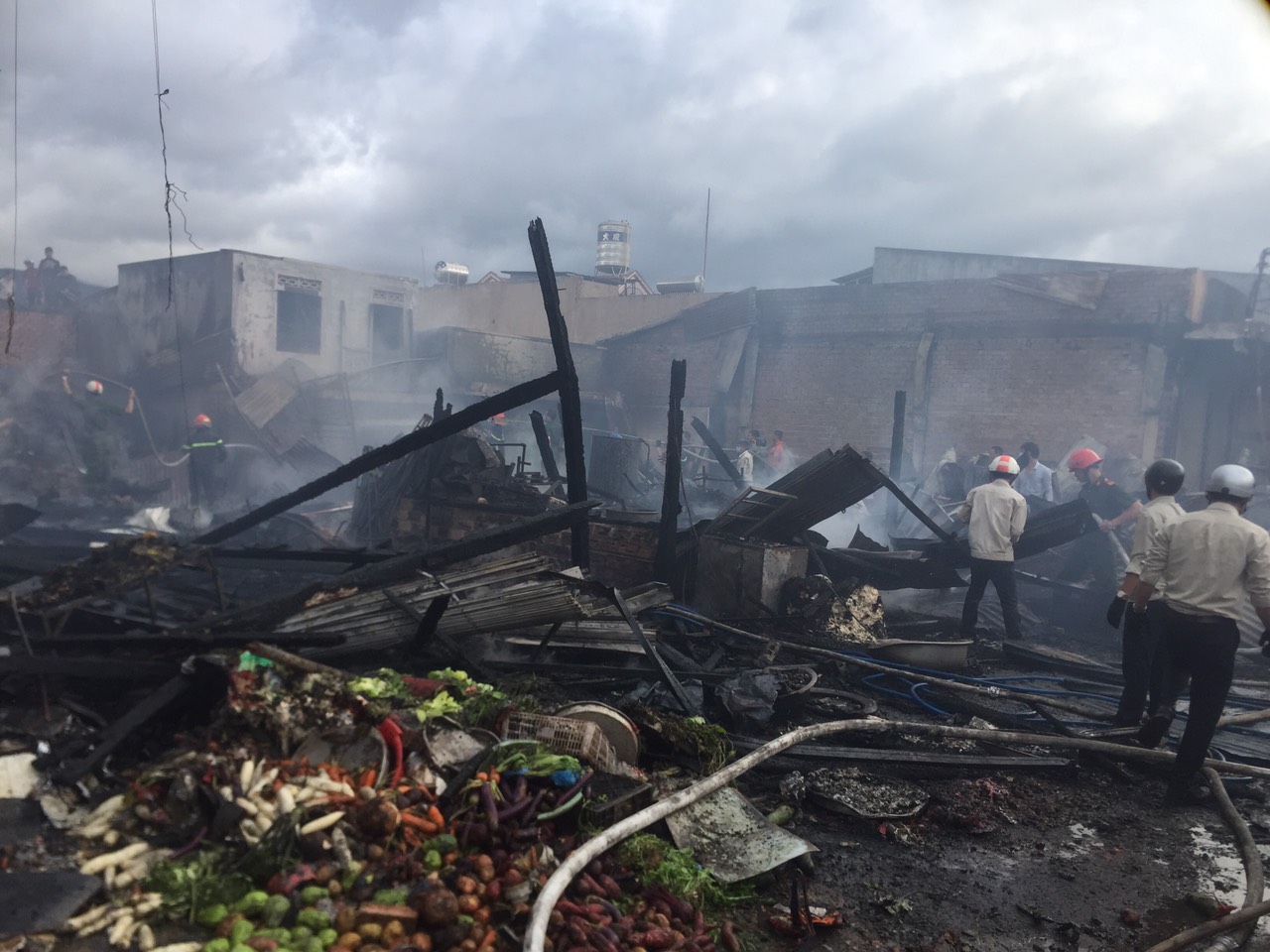 Hỏa hoạn thiêu rụi 4 nhà dân ở thị trấn Di Linh, Lâm Đồng