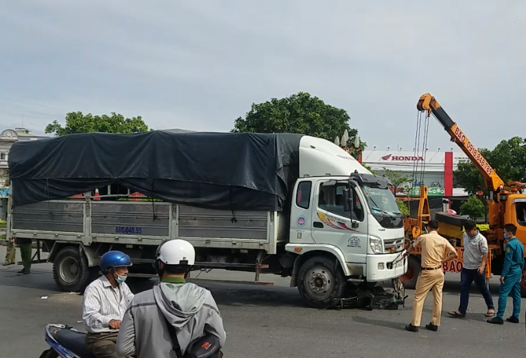 TP.HCM: Xe tải cuốn xe máy vào gầm tại vòng xoay, 1 người tử vong