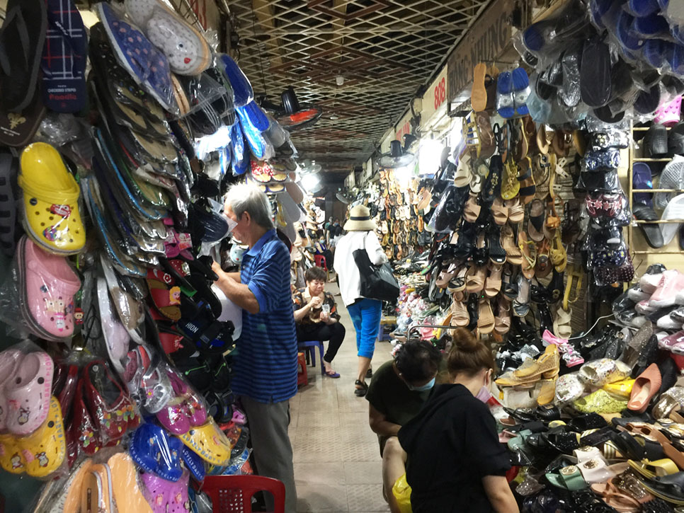 Tháng Chạp sát Tết ‘năm Covid’: Dẫn con đi chợ Tân Định sắm đồ tết sớm