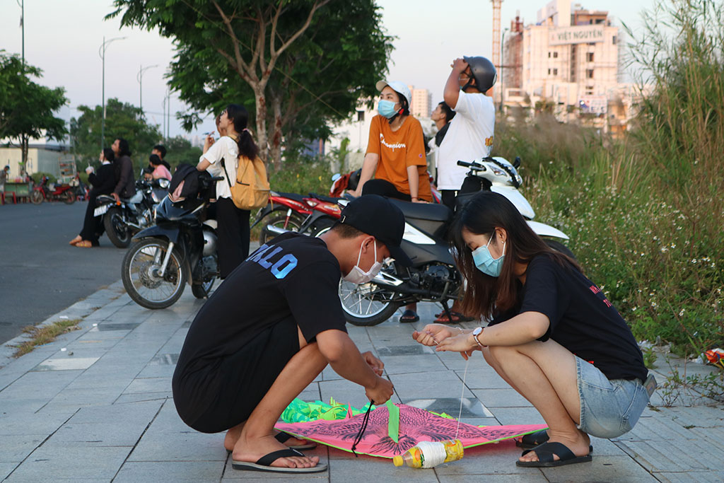 Thả diều mùa Covid-19: Mang khẩu trang mọi lúc mọi nơi