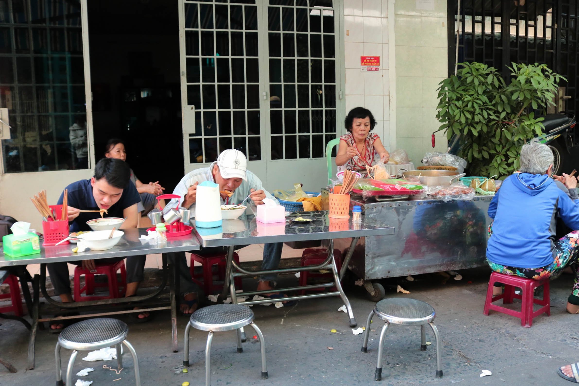 Quán canh bún ‘hẻm núp hẻm’ Sài Gòn chỉ bán 3 tiếng, khách ‘muốn gì được nấy’