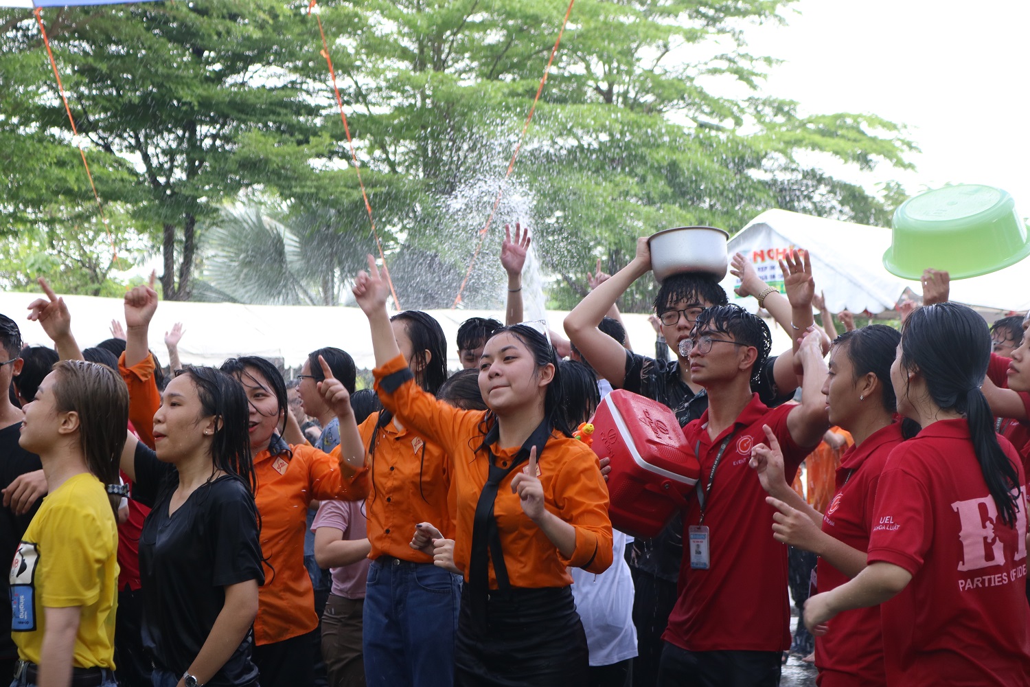 Sinh viên “quẩy” tưng bừng trong lễ hội té nước
