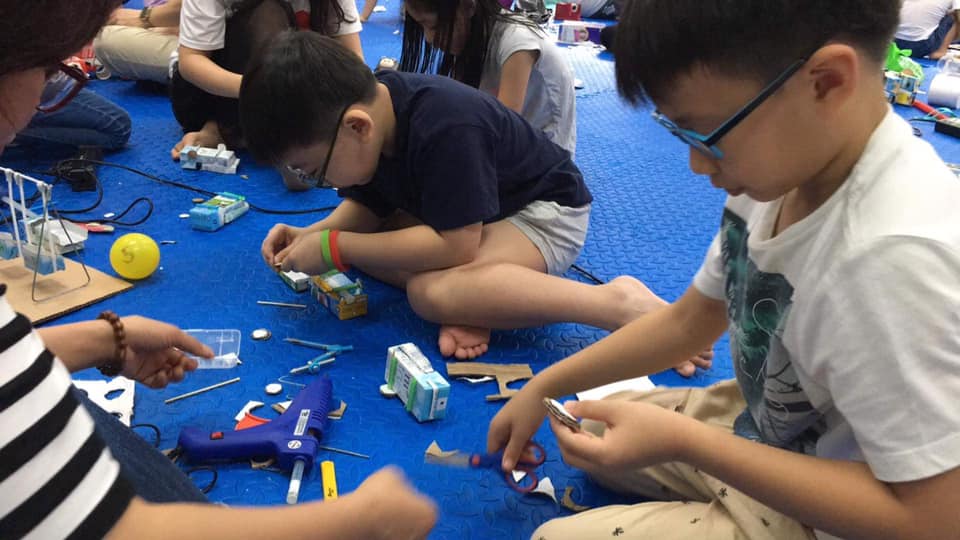 Kiến trúc sư tái chế ống hút, khay hợp nhựa… thành đồ chơi cho trẻ 