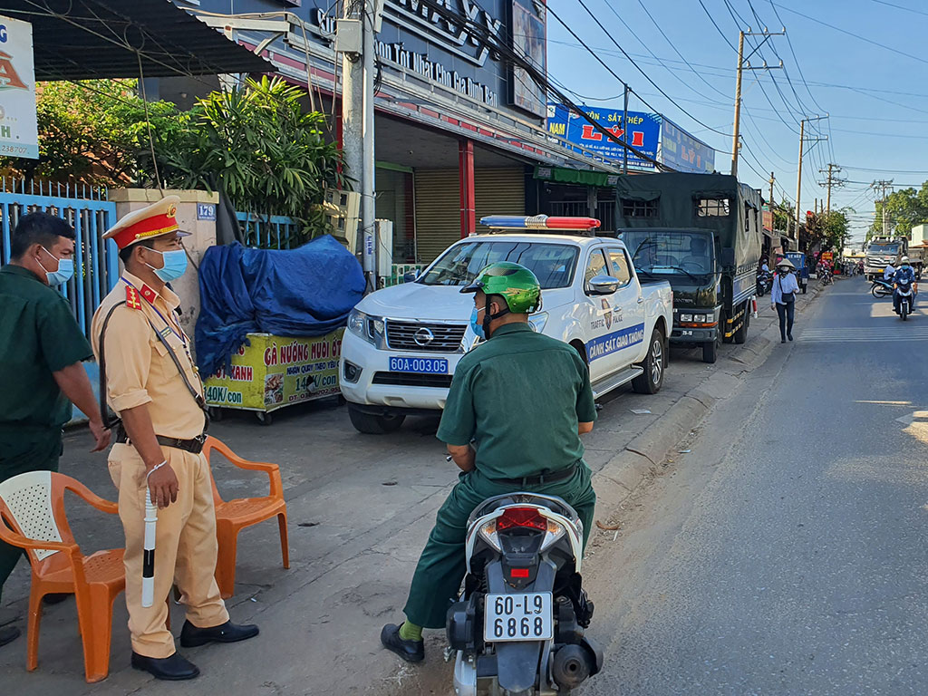 Long Khánh đang rào chắn số nhà 242 cách ly Covid 19