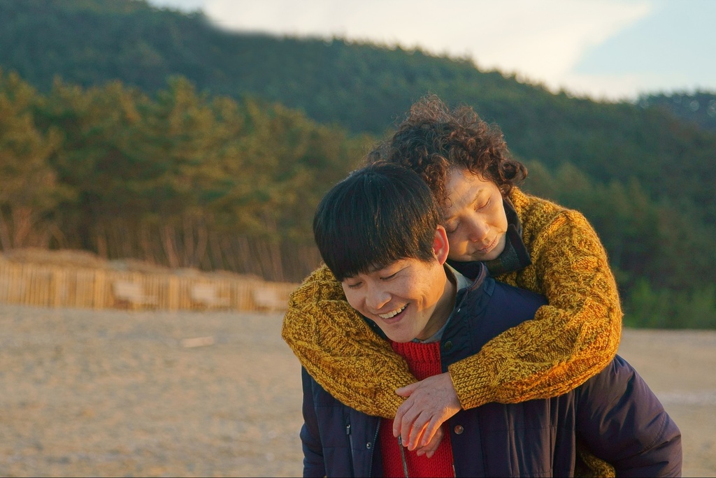 Hàn Quốc gây tranh cãi khi làm phim về tình yêu bà - cháu